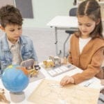 Cutia continentelor - Geografie si fauna - Inclusiv figurine si glob - Compatibil Montessori