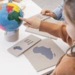 Cutia continentelor - Geografie si fauna - Inclusiv figurine si glob - Compatibil Montessori