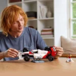 Set LEGO ICONS MCLAREN MP4/4 SI AYRTON SENNA 10330 - prin Didactopia