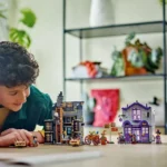 Set LEGO HARRY POTTER TM OLLIVANDER SI MAGAZINUL DE HAINE AL LUI MADAM MALKIN 76439 - prin Didactopia