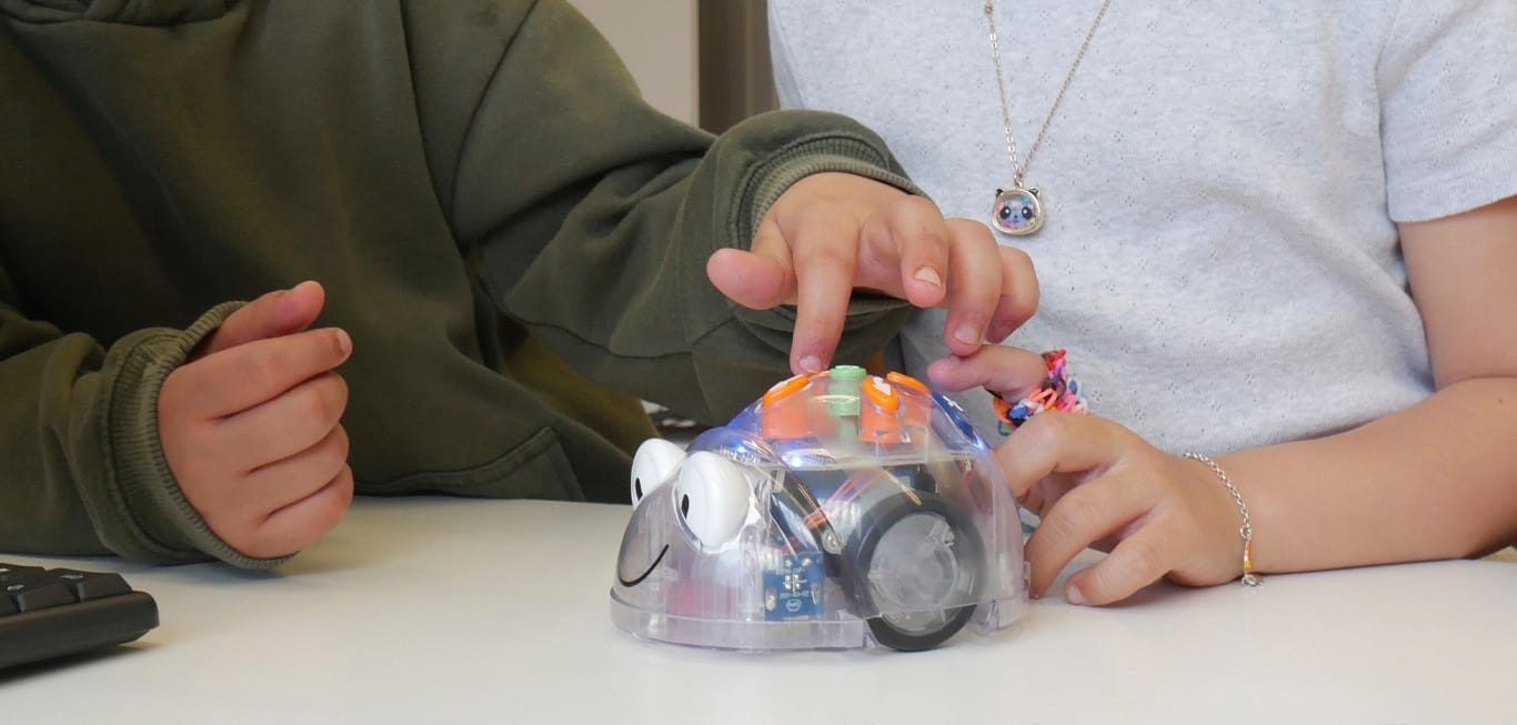 TTS Blue-Bot® – Robot programabil cu Bluetooth și carcasă transparentă - Comunicare cu alți roboți TTS - Coding și educație digitală timpurie