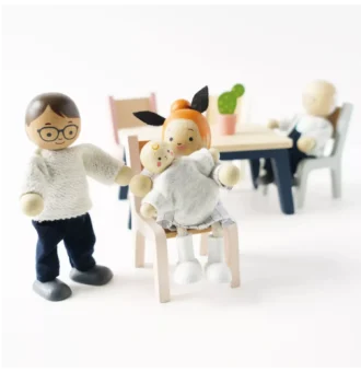 Familia mea - Figurine pentru căsuțe de păpuși - Set cu 7 piese - Lemn FSC