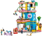 Set LEGO FRIENDS CLUBUL PRIETENILOR DIN ORASUL HEARTLAKE 42689 - prin Didactopia