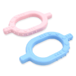 ARK Baby Grabber detaliu – jumătate netedă și jumătate texturată cu proeminențe pentru două tipuri distincte de stimulare senzorială orală