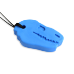 Vedere laterală ARK Dino-Bite – pandantiv robust T-Rex cu volum generos, una dintre cele mai masive opțiuni de masticație din gama ARK Therapeutic