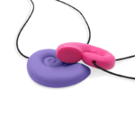 Vedere laterală ARK Seashell – spirala se îngroașă progresiv spre exterior, oferind două grosimi diferite de masticație pe același pandantiv