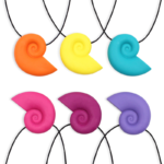ARK Seashell colier de masticație senzorială cu pandantiv în formă de scoică nautilus, disponibil în 6 culori și 3 niveluri de rezistență, fabricat în SUA de ARK Therapeutic