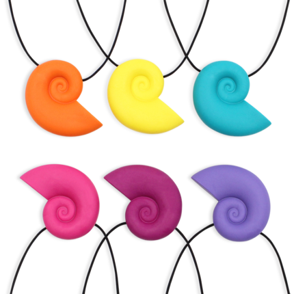 ARK Seashell colier de masticație senzorială cu pandantiv în formă de scoică nautilus, disponibil în 6 culori și 3 niveluri de rezistență, fabricat în SUA de ARK Therapeutic