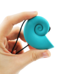 ARK Seashell cu dimensiuni ilustrate – pandantiv cu scoică nautilus aproximativ 6 cm lățime și 4.5 cm înălțime, cu șnur breakaway inclus