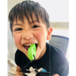 Copil folosind colierul ARK Dino-Bite lime green pentru masticație senzorială – instrument robust pentru masticatorii avizi cu nevoi senzoriale intense