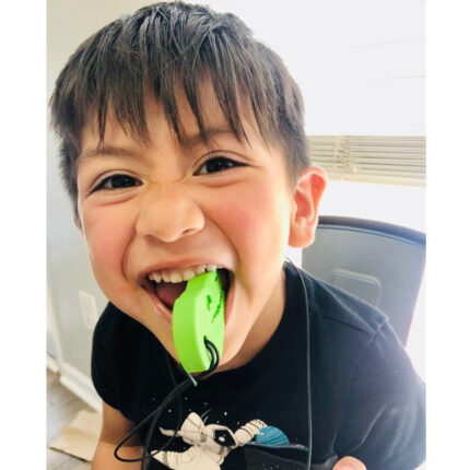 Copil folosind colierul ARK Dino-Bite lime green pentru masticație senzorială – instrument robust pentru masticatorii avizi cu nevoi senzoriale intense