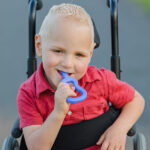 Copil folosind ARK Guitar albastru regal pentru masticație oro-motorie – extensia lungă texturată ajunge la molarii posteriori pentru input proprioceptiv maxim