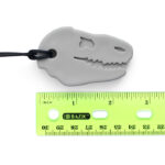 ARK Dino-Bite pandantiv T-Rex cu dimensiuni ilustrate – aproximativ 3.8 × 6.4 cm, cu șnur breakaway negru inclus