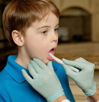 Terapeut plasează manșeta oro-Navigator lateral pe limba copilului pentru lateralizare logopedie