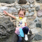 Copil folosind colierul ARK Seashell galben pentru masticație senzorială – instrument de calmare și autoreglare pentru logopedie și uz zilnic