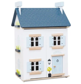 Căsuță de păpuși din lemn Sky House Le Toy Van – vedere frontală cu obloane deschise, design pastel albastru pe lemn natural, 2 etaje și mansardă